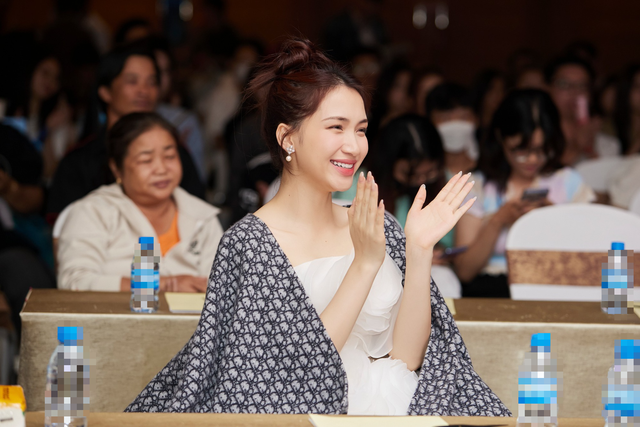 Hòa Minzy mặc váy phát sáng tại sự kiện, tự tin khoe giọng hát mộc - Ảnh 6